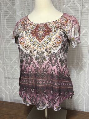 World Unity XXLWomen’s Pink Paisley Short Sleeve Top 24 p2p 26L front 30L back